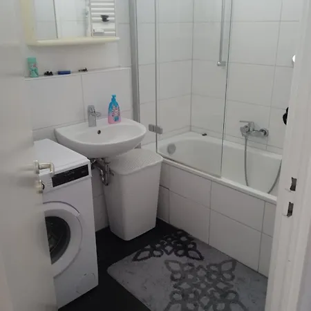 Leonardo Apartment *